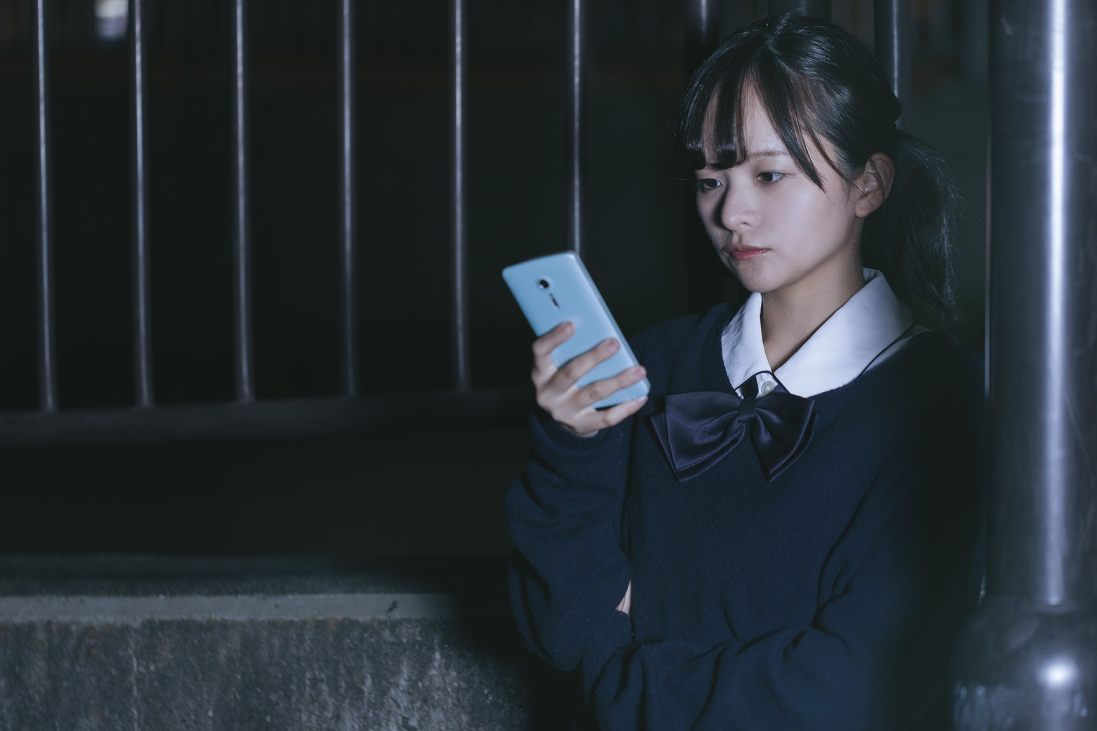 スマホを操作する女子高生