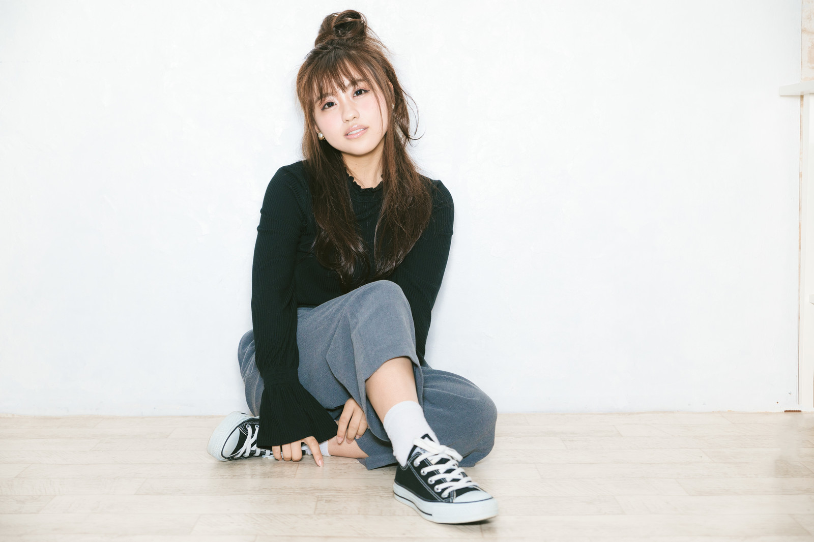 洋服を着る女性