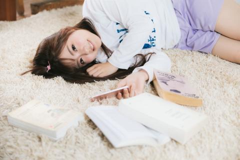 スマホを持つ美女