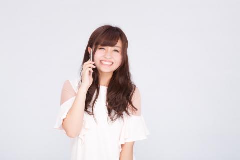 電話する美女